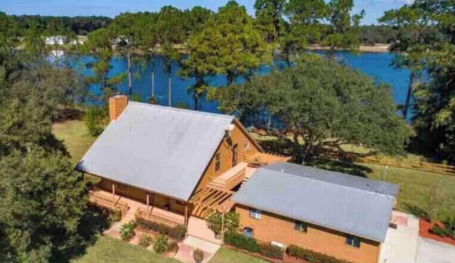 Private lakeside cabin with fire pit, GAME ROOM, kayaks.