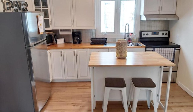 Private Large 3 Bedroom Apartment - 5 minutes from Ottawa & Gatineau Park