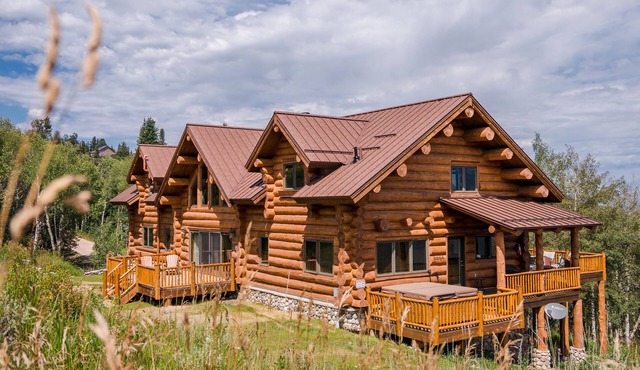 Private large family retreat with plenty of space. Stunning unobstructed views!