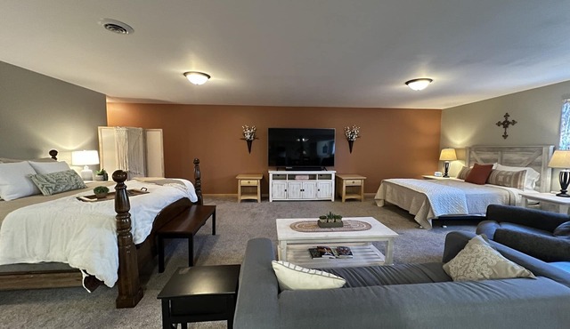 Private Large Suite, cozy, quiet & close to I-75