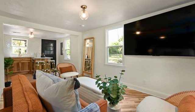 Private Leaning Cottage Retreat! (Pets Welcomed)