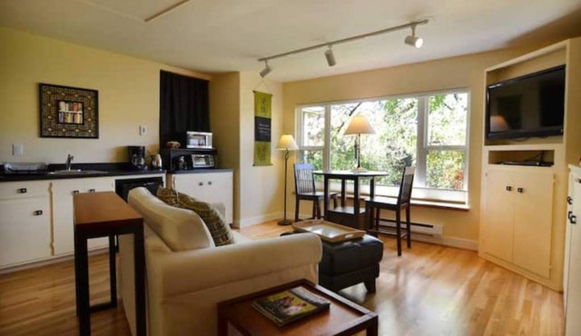 Private & Light - Walk to U of O!