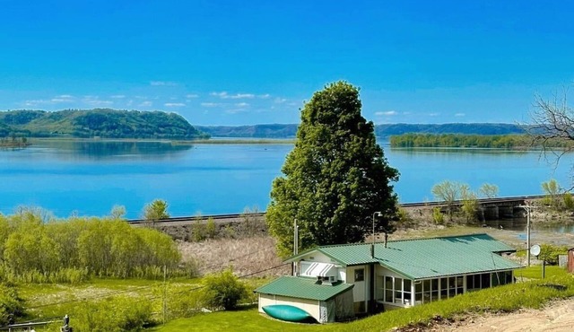 Private location 2 bedroom mobile home great view of the Mississippi River
