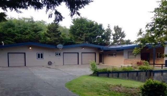 Private Lodge. 1.3 acres. Spacious rooms. Gorgeous ocean view. Mountains. Come!