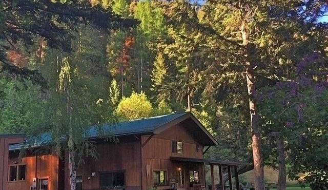 Private lodge. Park like grounds. 15 minutes to downtown. Sleeps 6-12