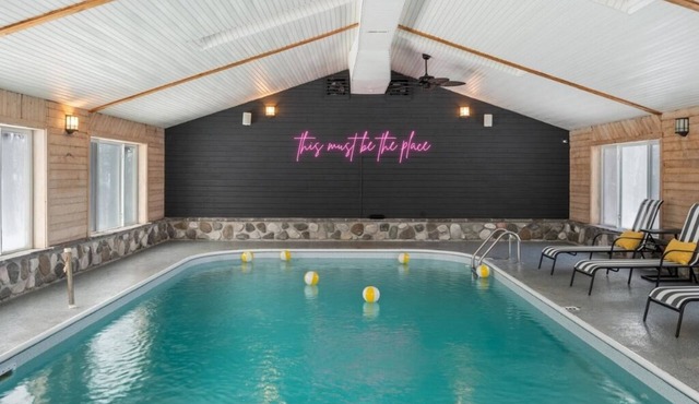 Private Lodge, Sleeps 22, Near Boyne, Indoor Heated Pool, 10 Acres,Game Rms,Pets