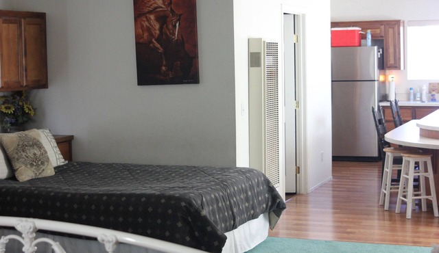 Private Loft Cottage, w/bedroom, close to Kern River. Pet friendly. Sleeps 8