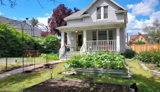 Private Loft in 2 Story Victorian, Billiken Inn