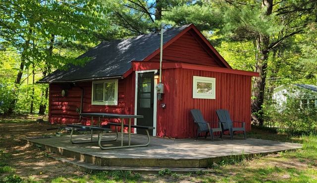 Private Log Cabin, 4 min walk to Torch Lake