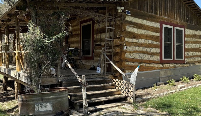 Private log cabin in the country w/big front porch, fenced yard in Comfort.