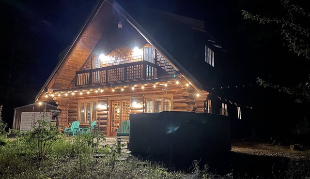 Private Log Cabin in the Woods - HOT TUB, BBQ, WIFI, GAZEBO, GAMING GARAGE