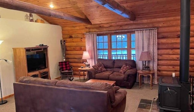 Private Log Cabin near Lake Arbutus and ATV trailsn