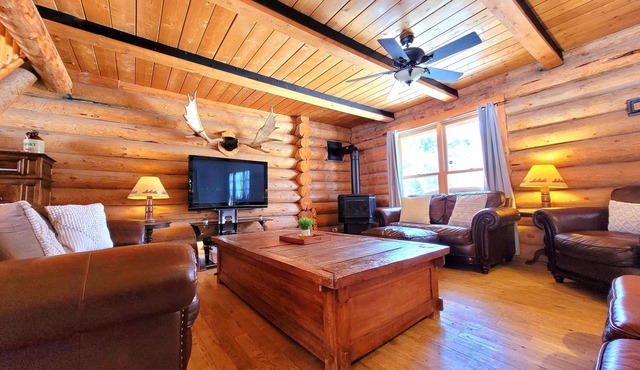 Private log cabin resort, 30 people, pool, spa, games room, and +.