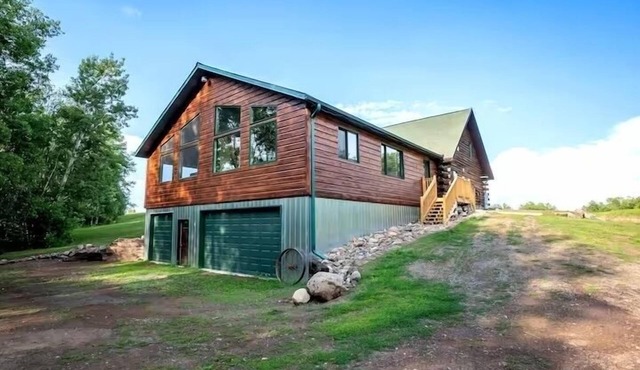 Private Log Home With Sauna and Hot Tub