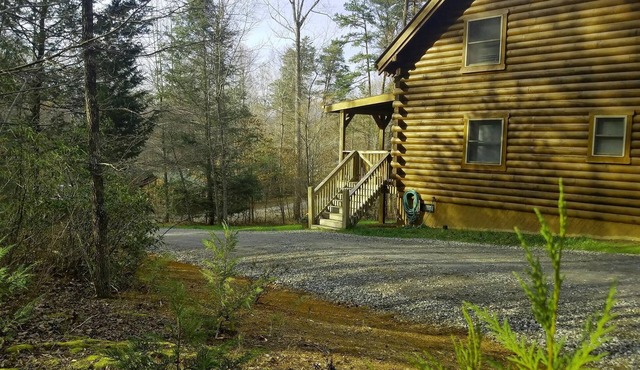 Private log home with lake/beach/River/Mountains/HOT TUB/Canoes/Pets.