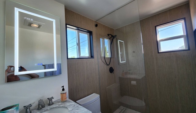 Private Los Feliz Studio - Walkable neighborhood, close to CHLA/Kaiser Hospitals