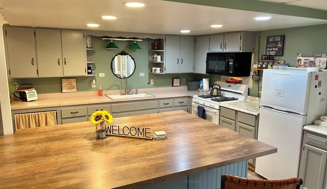 Private Lower Apt & Short Term Stay-Dog Friendly!