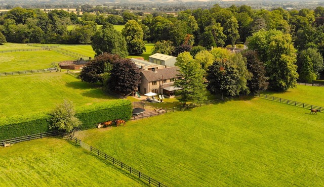 Private Luxe House & Hot tub in a Country Estate.