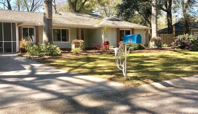 Private luxury studio- 10 mins downtown and Folly