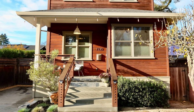 Private, Luxurious Home in Downtown - Walk to everything! 3Beds +2bath + Parking