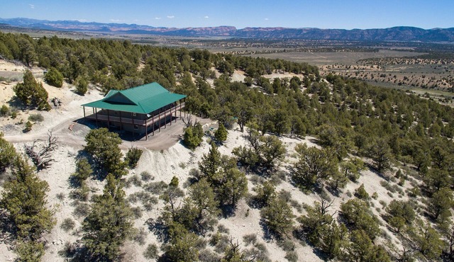 Private Luxurious Ridgetop Hideaway on 9 Acres! Between Bryce & Zion! AC