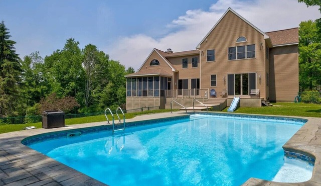 Private Luxurious Chalet with heated Pool,Hot Tub, Game Rooms. Pet-Friendly!
