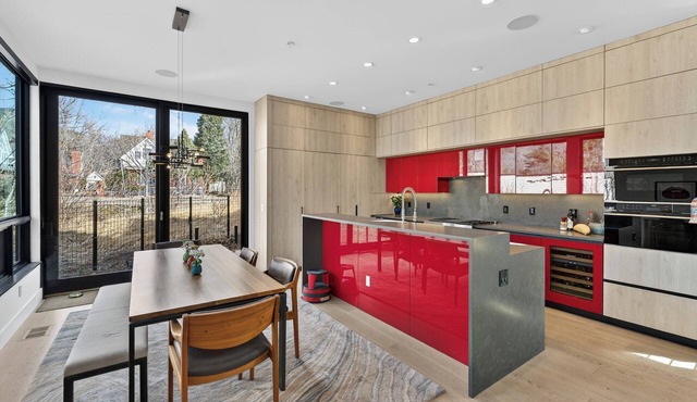 Private Luxury 4-bedroom house on Pearl St