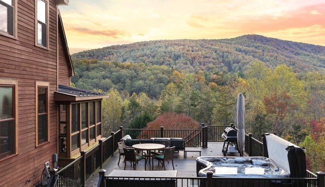 Private Luxury Cabin, Stunning Mountain Views & Hot Tub by Shenandoah