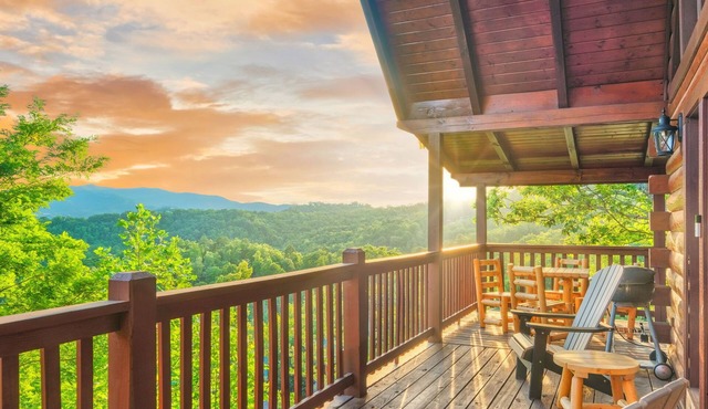★Private luxury cabin, Winter Discounts, 3 King suites, STUNNING VIEWS★ Hot Tub★