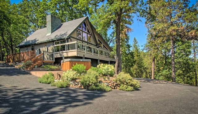 Private luxury custom Lodge with the best view of Lake Shasta and Shasta Caverns