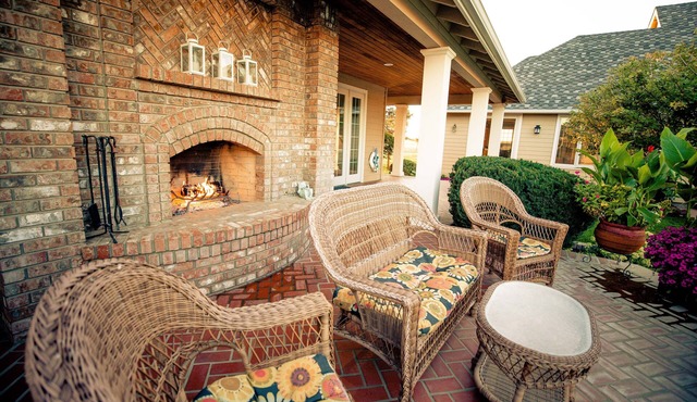 Private luxury estate w/panoramic farmland & mountain views!