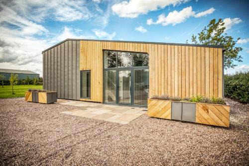 PRIVATE LUXURY BARN IN ITS OWN 0.75ACRES