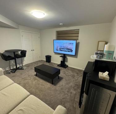 Private luxury Guest Suite in Winnipeg, Separate Entrance and Free Parking