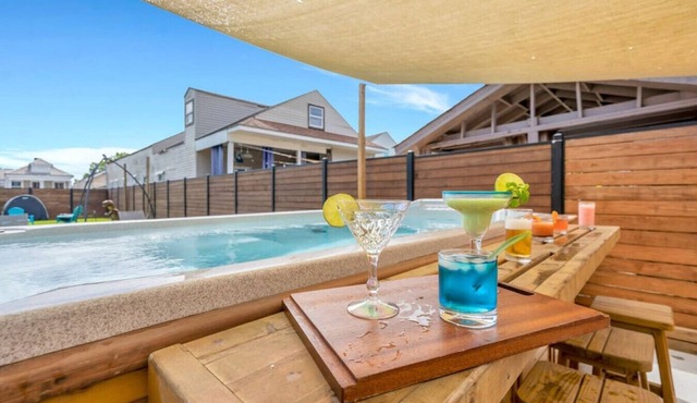 Private Luxury Home w/Swim Spa, Walk to FR QTR