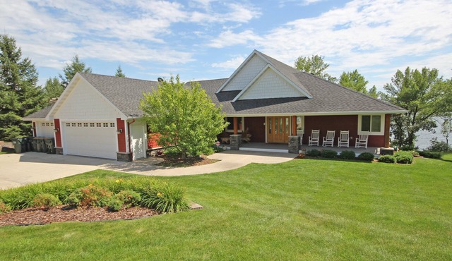PRIVATE Luxury Lake Home with 5+ BR and Gourmet Kitchen-22 Foot Pontoon Included