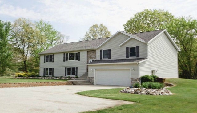 Private Luxury Lake MI Retreat on 2 acres w/Hot Tub - Close to Beaches/Wineries