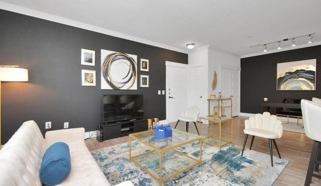 Private Luxury Mid-Rise near The Woodlands, Perfect for Long & Short term stay