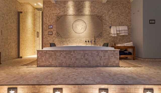 Private Luxury Pool & Spa Retreat – Great Location