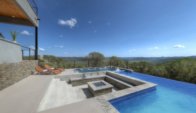 Private Luxury Resort w/Infinity Pool, Hot Tub, Near Frio River, & Great Views