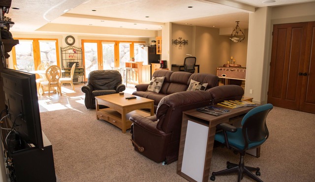 Private Luxury Retreat: In-home Theatre, Hot Tub, Gym, Game Room, and Zebra!