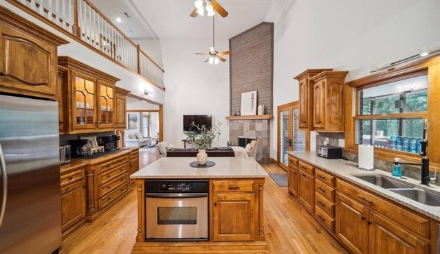 Private Luxury Retreat on 12 Acres w/Hot Tub