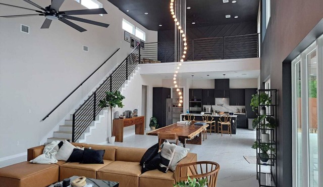 Private Luxury Retreat w/Pool, Jacuzzi, Steam Room – Mins from Downtown Austin