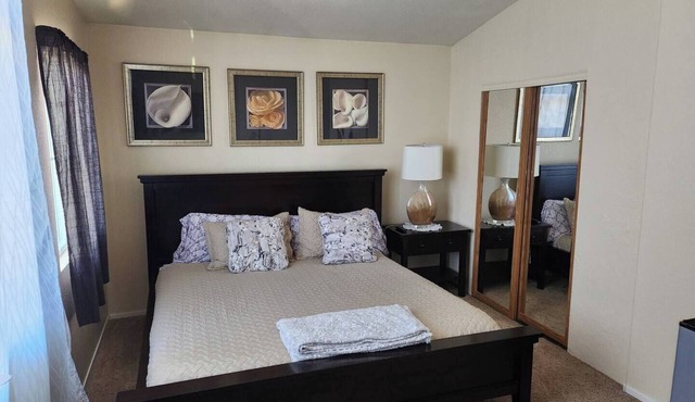 Private Luxury room in a house w private bath near the airport and strip