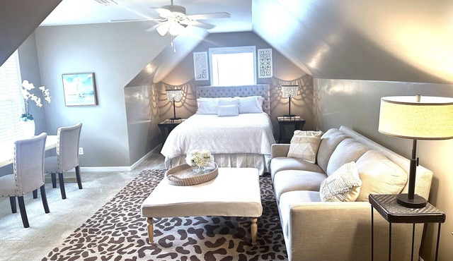 Private Luxury Suite 2 Bed 1 Bath w/LR and Kitchenette! Remote Workspace