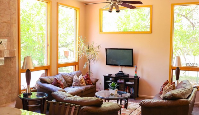 Private Luxury Villa Kitchen Pool & Hot Tub, 5~ minute walk from Zion Entrance.