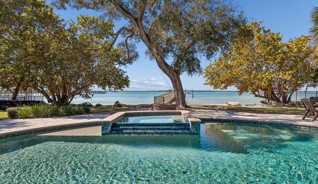 Private Luxury Waterfront Home near Down Dunedin