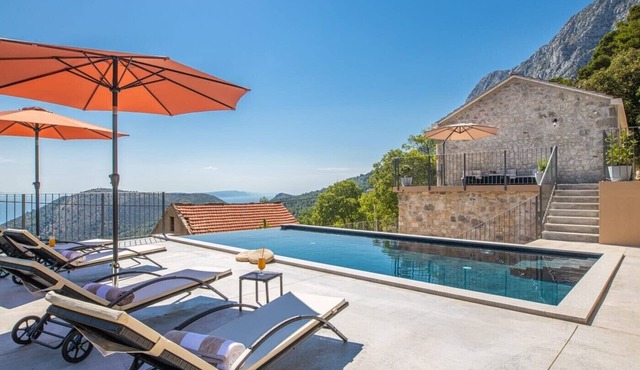 Private Luxusvilla mit beheiztem Pool, großem Garten & Meerblick, Privatsphäre.