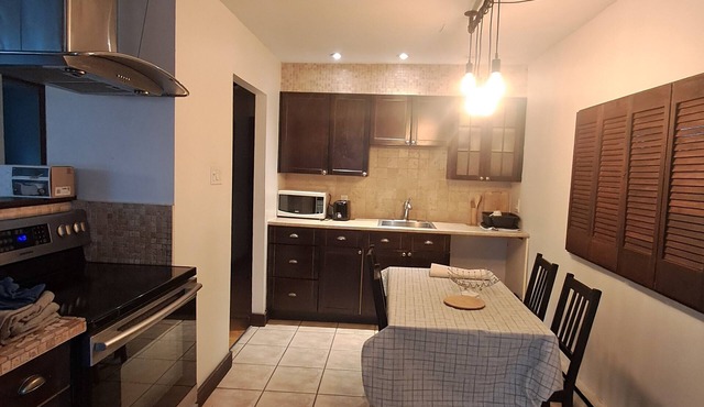 Private Main Floor 2 BR 1Bath: Hull Hosp 4m Drive