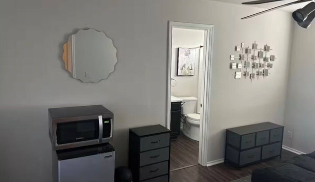 Private master bedroom with private bath in a house near austin airport