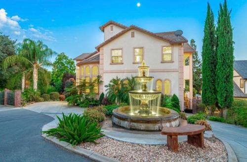 Private Master suite with Sauna and Bathtub